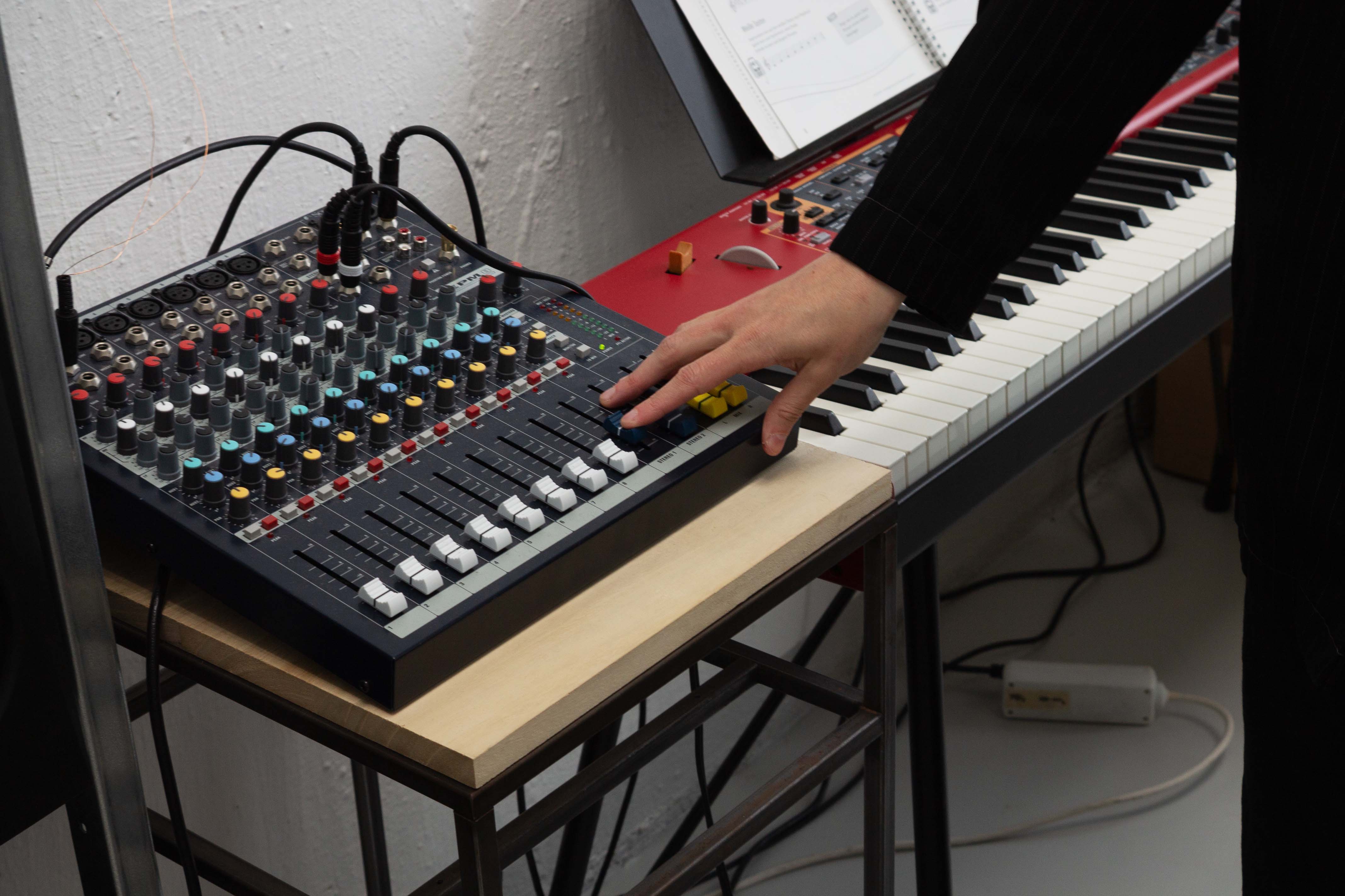 Klangkunst – Keyboard und Mischpult